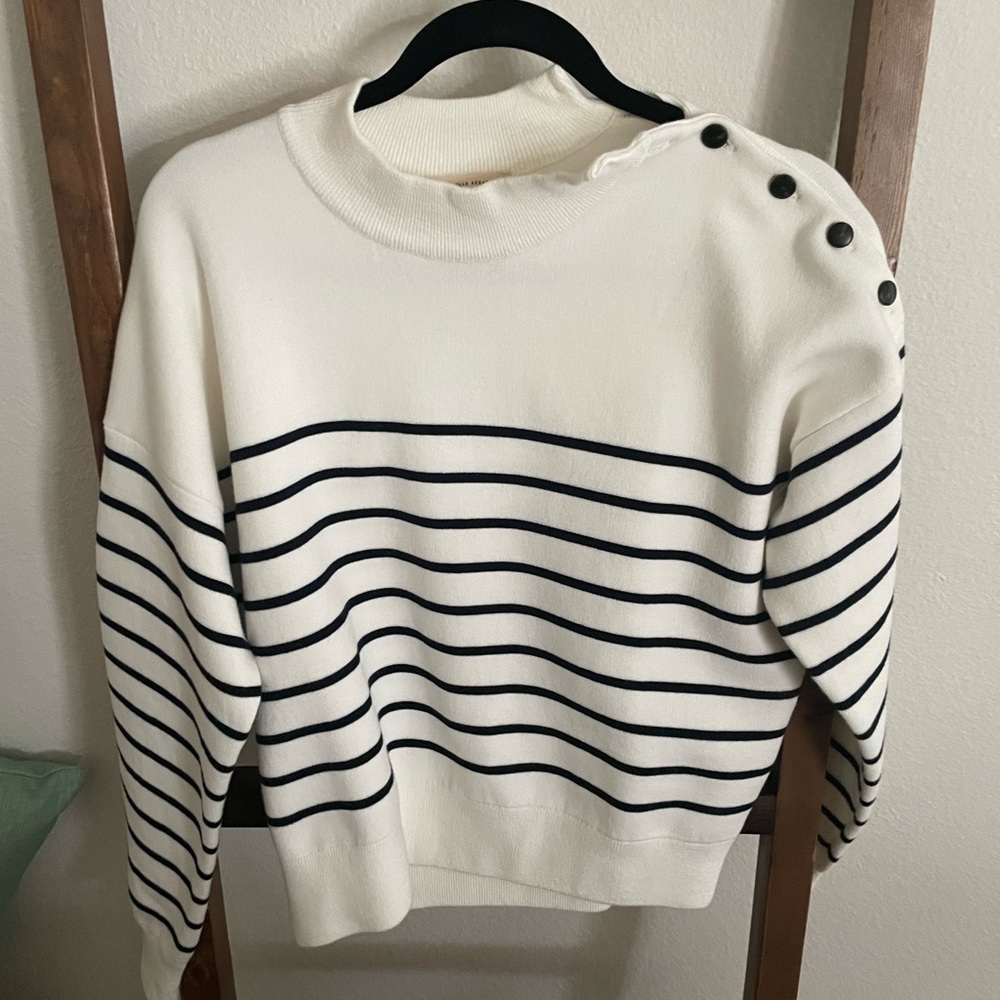 NWOT pull Gabin, size medium.